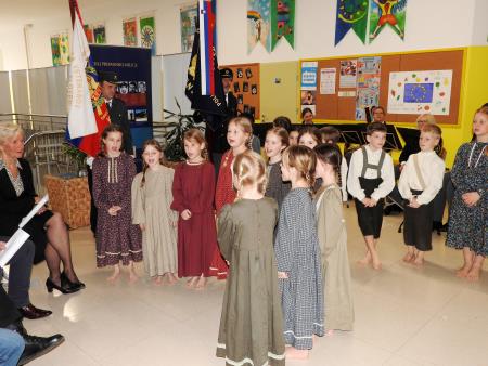 Mlajša folklorna skupina učencev cerkljanske šole je popestrila slovesnost